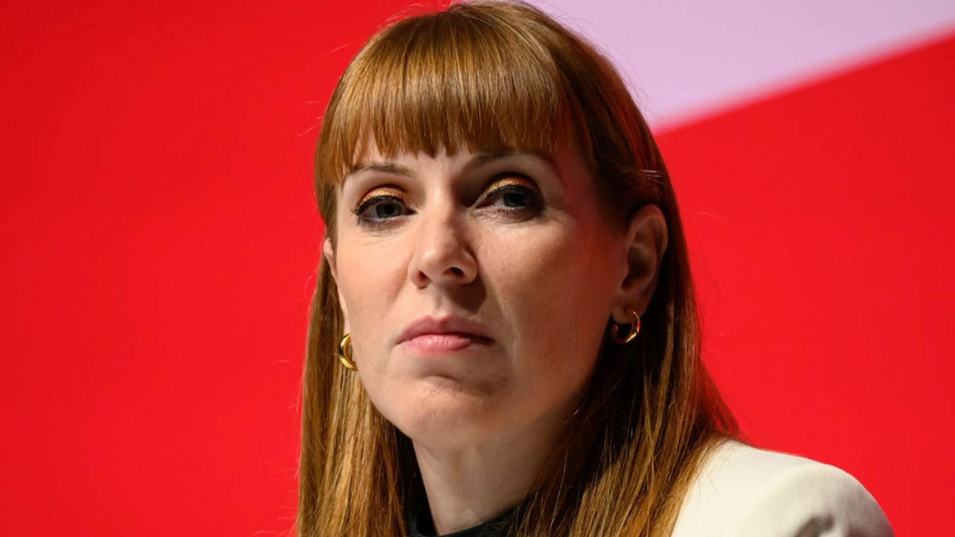 Анджела Рейнер подаде оставка от правителството след като съветникът по