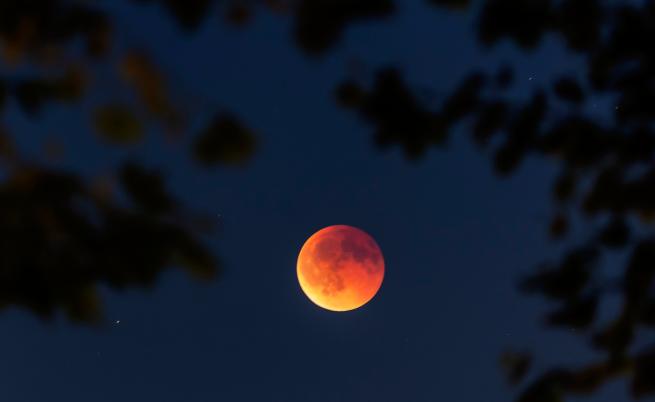 Пълно лунно затъмнение: Милиони хора по света наблюдаваха 