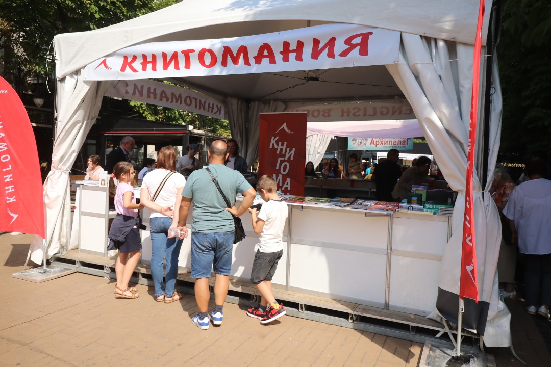 <p>На 8 септември започна 13-тото издание на &quot;Алея на книгата&quot; в София. Изложението ще продължи до 14 септември. В продължение на 7 дни пред НДК и по бул. &quot;Витоша&quot; ще са разположени белите шатри, в които почитателите на книгите ще могат да открият своите любимите си заглавия. Над 150 български издателства се включват в тазгодишното издание на изложението.</p>