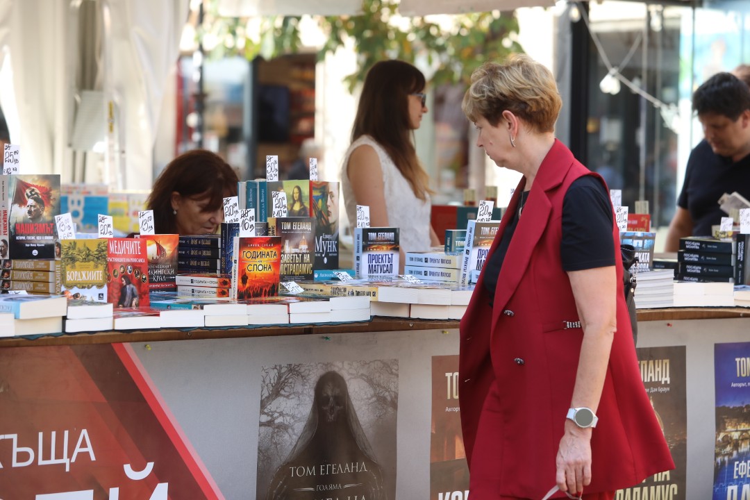 <p>На 8 септември започна 13-тото издание на &quot;Алея на книгата&quot; в София. Изложението ще продължи до 14 септември. В продължение на 7 дни пред НДК и по бул. &quot;Витоша&quot; ще са разположени белите шатри, в които почитателите на книгите ще могат да открият своите любимите си заглавия. Над 150 български издателства се включват в тазгодишното издание на изложението.</p>