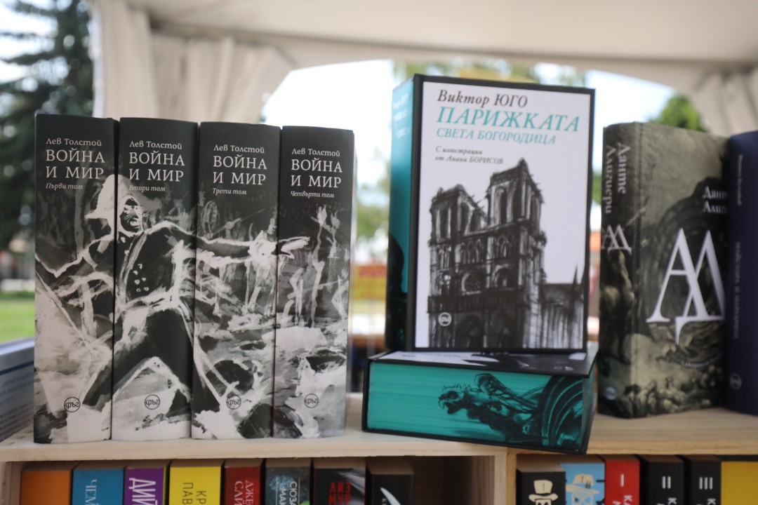 <p>На 8 септември започна 13-тото издание на &quot;Алея на книгата&quot; в София. Изложението ще продължи до 14 септември. В продължение на 7 дни пред НДК и по бул. &quot;Витоша&quot; ще са разположени белите шатри, в които почитателите на книгите ще могат да открият своите любимите си заглавия. Над 150 български издателства се включват в тазгодишното издание на изложението.</p>