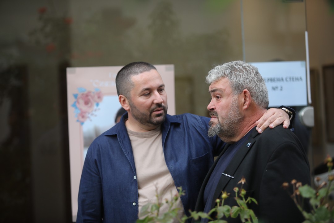 <p>Галерия &quot;Сияна Попова&quot; бе открита в столицата на рождения ден на 12-годишното момиче, чийто живот беше отнет в катастрофа край с. Телиш на 31 март т.г. За новото пространство съобщи бащата на Сияна Николай Попов. Галерията е на ул. Червена стена 2 в София, а откриването&nbsp; 11 септември, в 12:30 ч. &ndash; на рождения ден на момичето, което загина трагично. Първата изложба в новата галерия е с рисувани именно от нея скици и картини.</p>