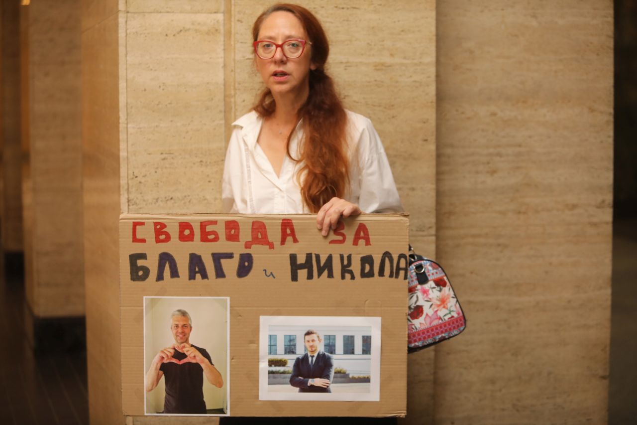 <p>Кметът на Варна Благомир Коцев се яви пред Софийския градски съд, където се гледа искането за промяна на мярката му &bdquo;задържане под стража&ldquo;. Той благодари за подкрепата и изрази надежда за по-лека мярка. В залата присъстваха депутати от ПП&ndash;ДБ, сред които Николай Денков, Лена Бориславова и Кирил Петков. Делото е по разследване за корупция, по което са обвинени и двама общински съветници.</p>