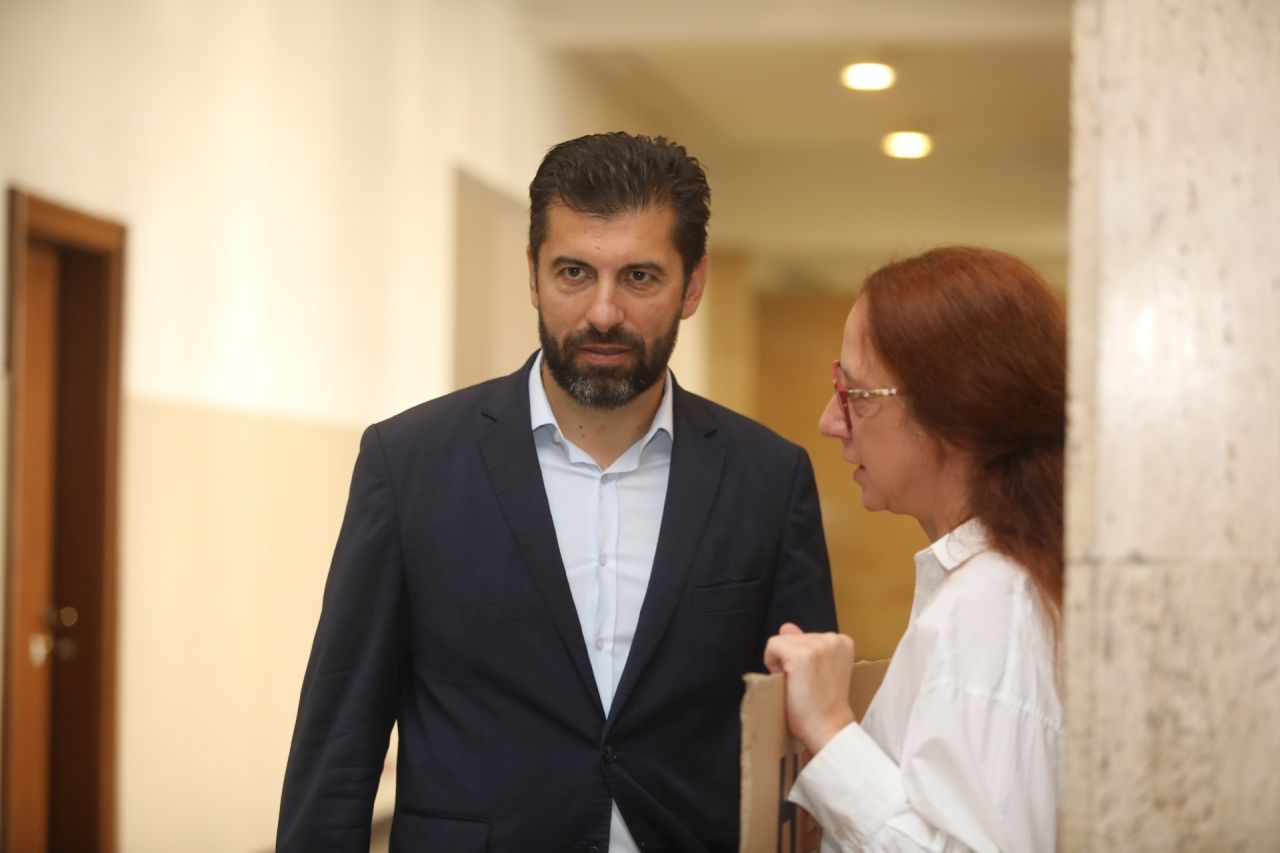 <p>Кметът на Варна Благомир Коцев се яви пред Софийския градски съд, където се гледа искането за промяна на мярката му &bdquo;задържане под стража&ldquo;. Той благодари за подкрепата и изрази надежда за по-лека мярка. В залата присъстваха депутати от ПП&ndash;ДБ, сред които Николай Денков, Лена Бориславова и Кирил Петков. Делото е по разследване за корупция, по което са обвинени и двама общински съветници.</p>