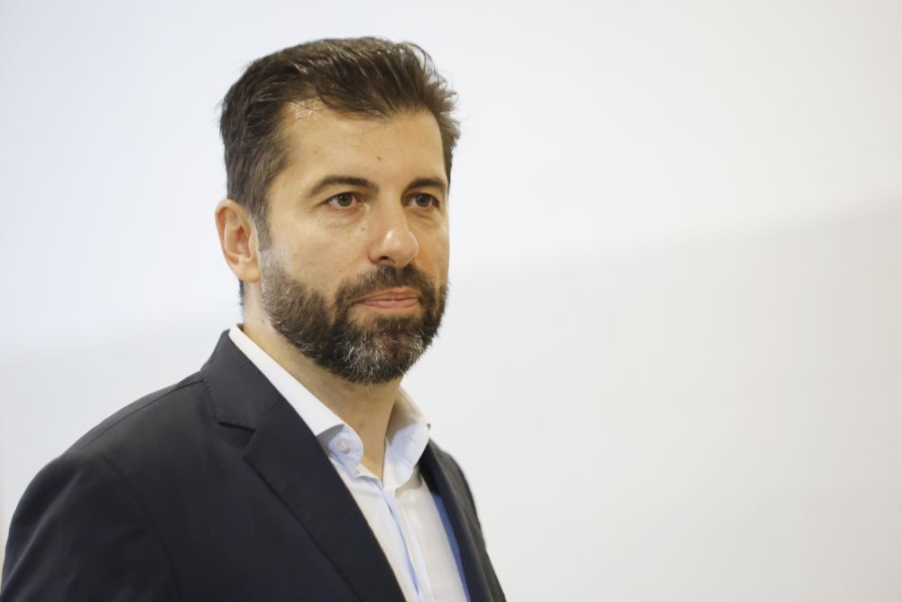 Кирил Петков към Трифонов: Всеки мъж струва, колкото тежи думата му