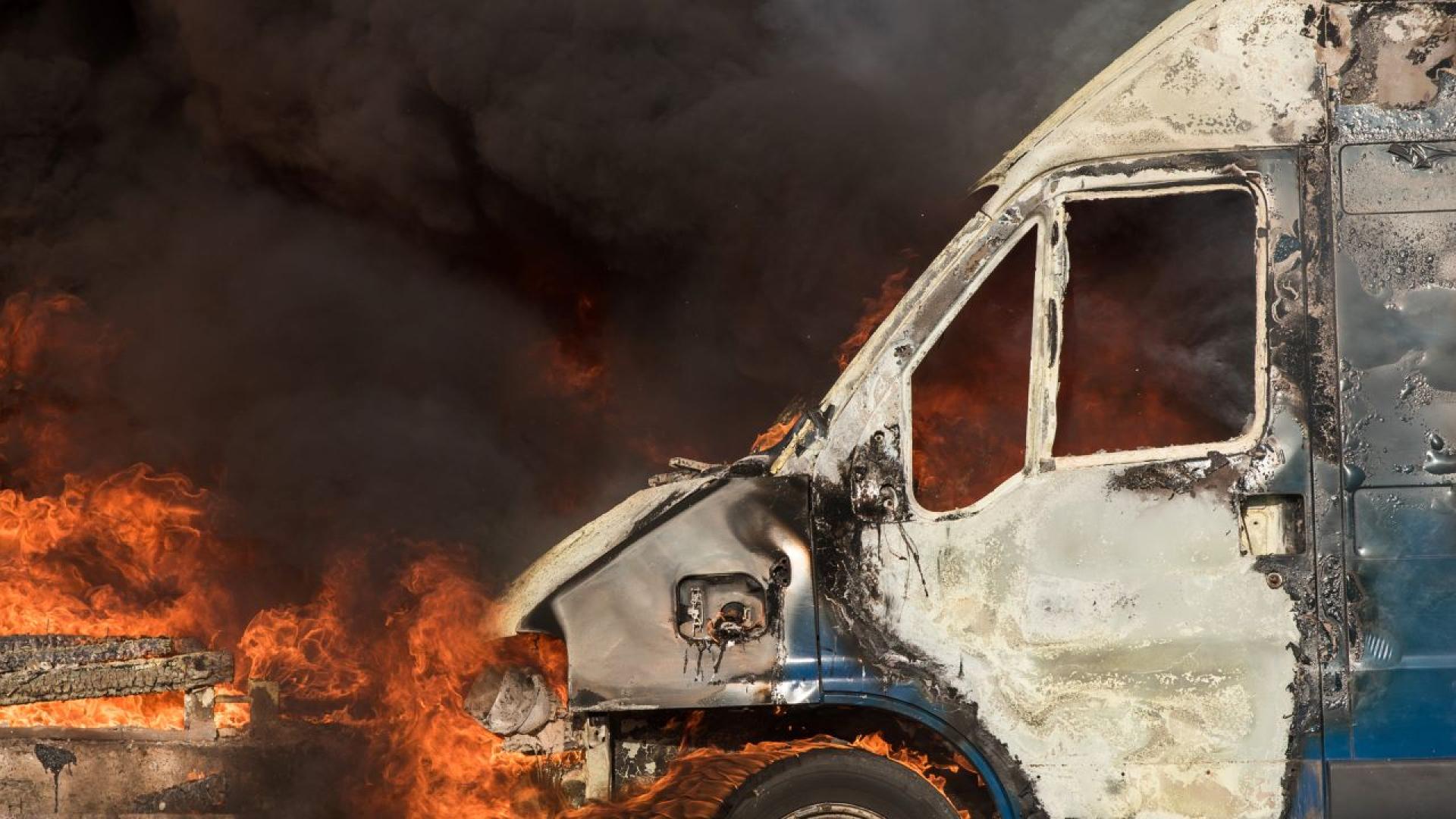 Камион избухна в пламъци и напълно изгоря на магистрала Струма