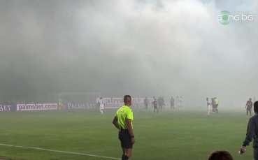 Феновете на Левски запалиха димки на мача с Локо Сф