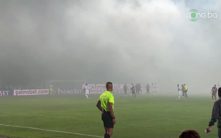 Феновете на Левски запалиха димки на мача с Локо Сф
