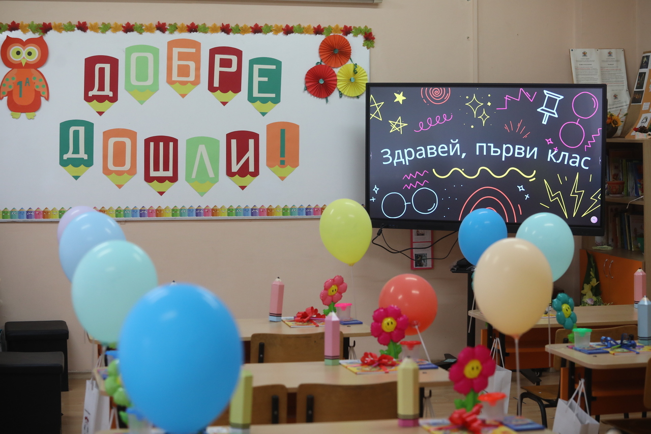 <p>Новата 2025/2026 учебна година започва днес в над 2300 училища в страната, с около 57 000 първокласници, с общо над 716 00 ученици и с 95 500 учители.</p>
