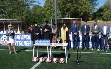 Кметът на Бургас Димитър Николов и президентът на БФС Георги Иванов откриха обновеното футболно игрище в квартал Ветрен