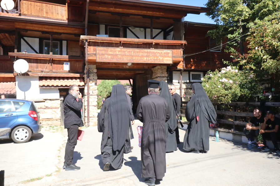 <p>Близки и познати изпратиха отец Иван от Нови хан в последния му земен път</p>