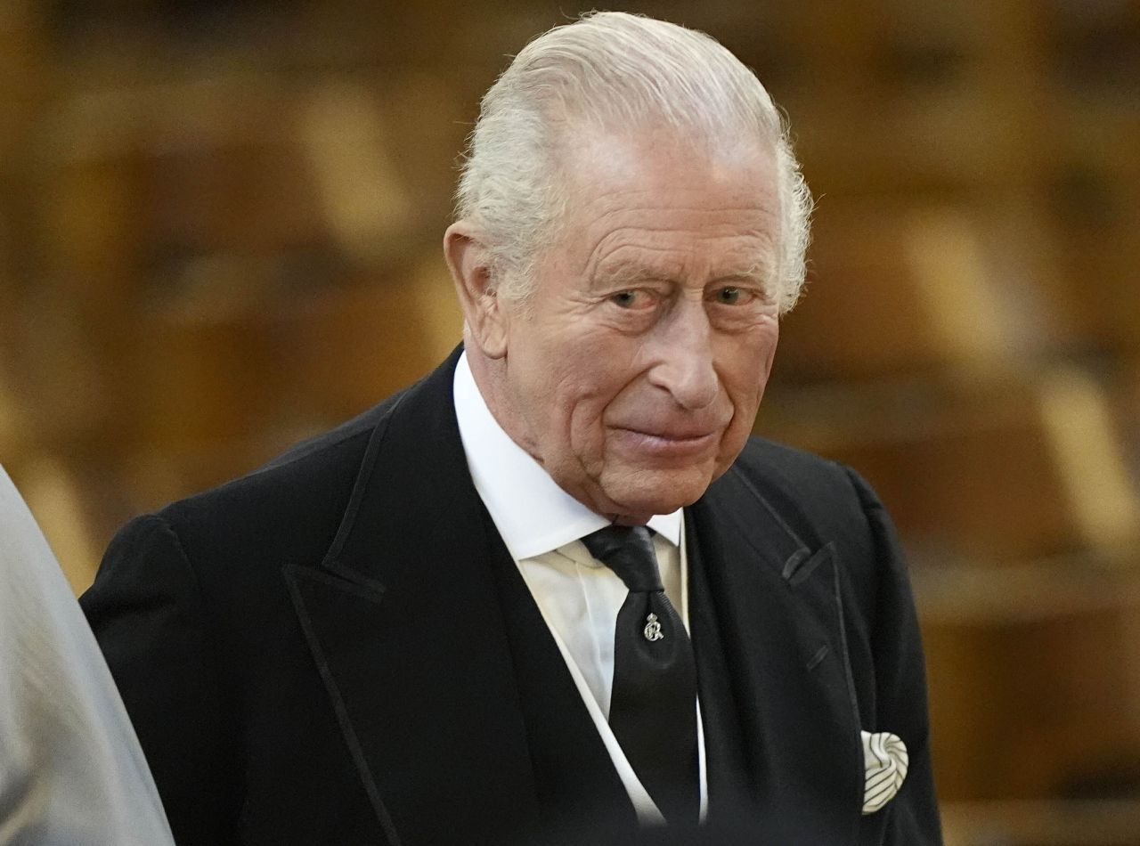 Освиркаха крал Чарлз заради връзките на принц Андрю с Епстийн