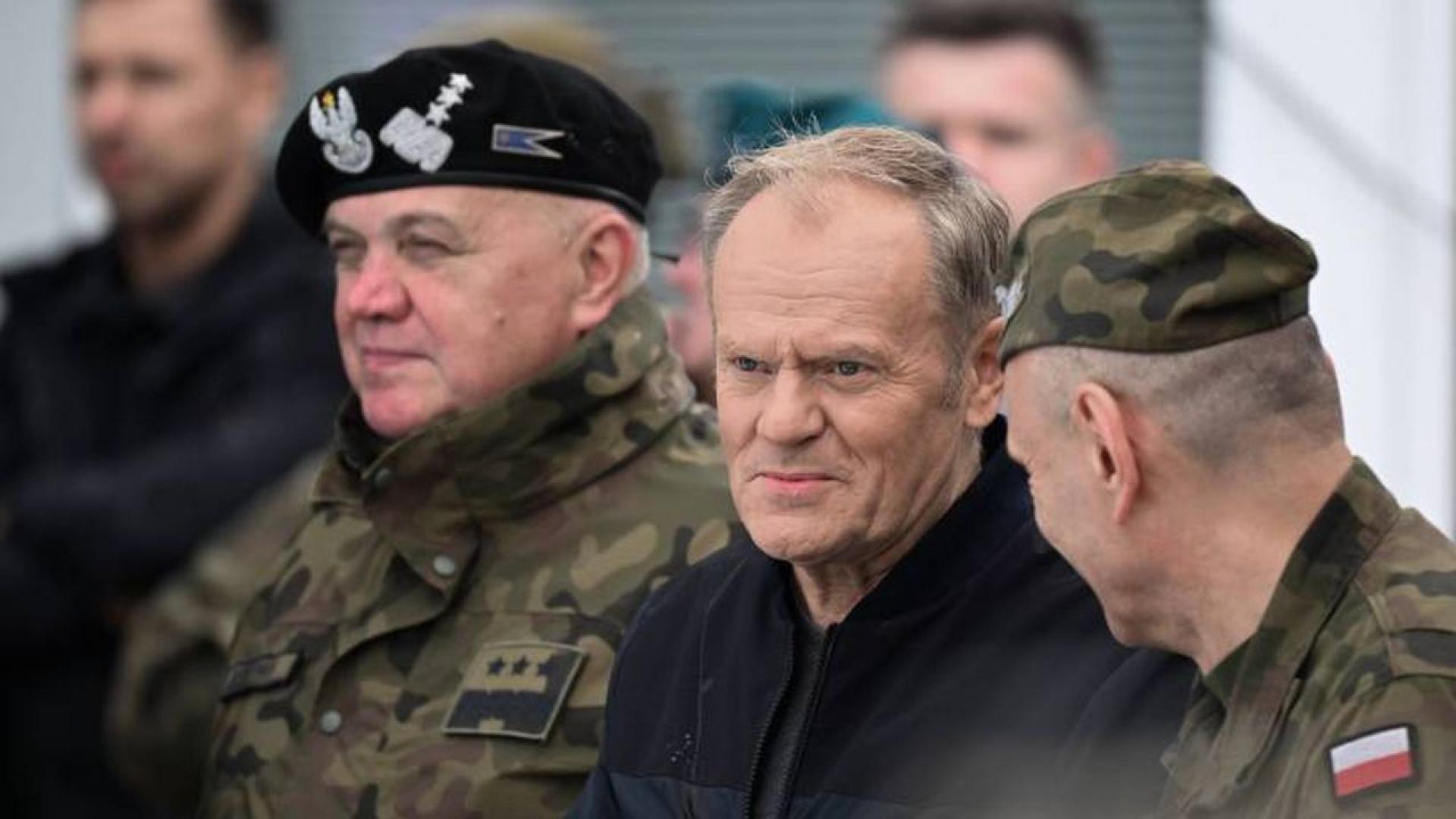 Полският министър председател Доналд Туск и министърът на отбраната Владислав Кошиняк Камиш