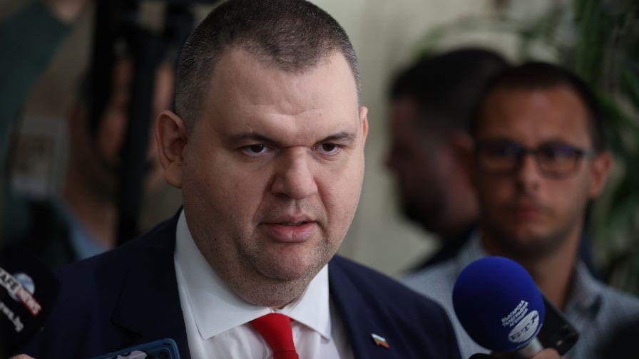 <p>Пеевски отговори на Борисов:&nbsp;Правителството оцелява&nbsp;благодарение на мен</p>