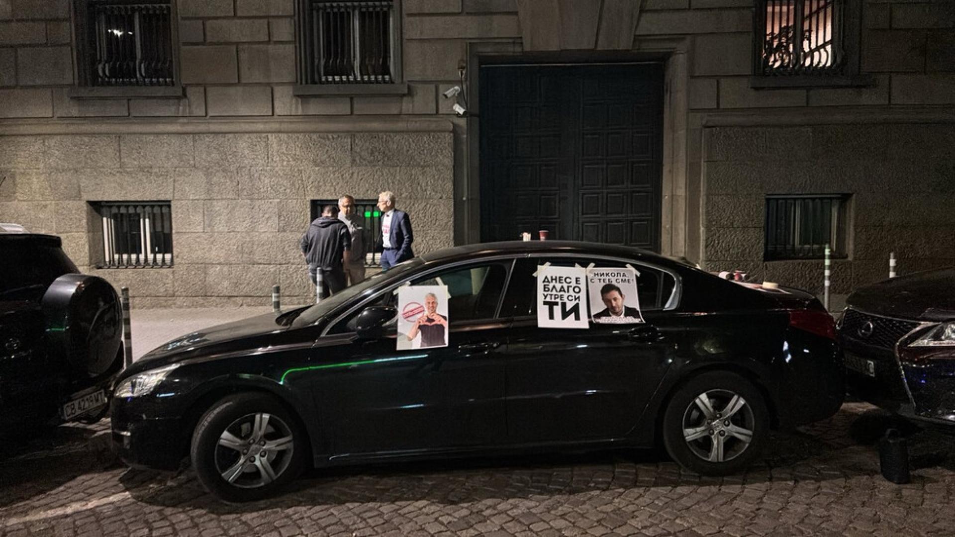 Рано сутринта на 18 септември няколко коли блокираха входовете към