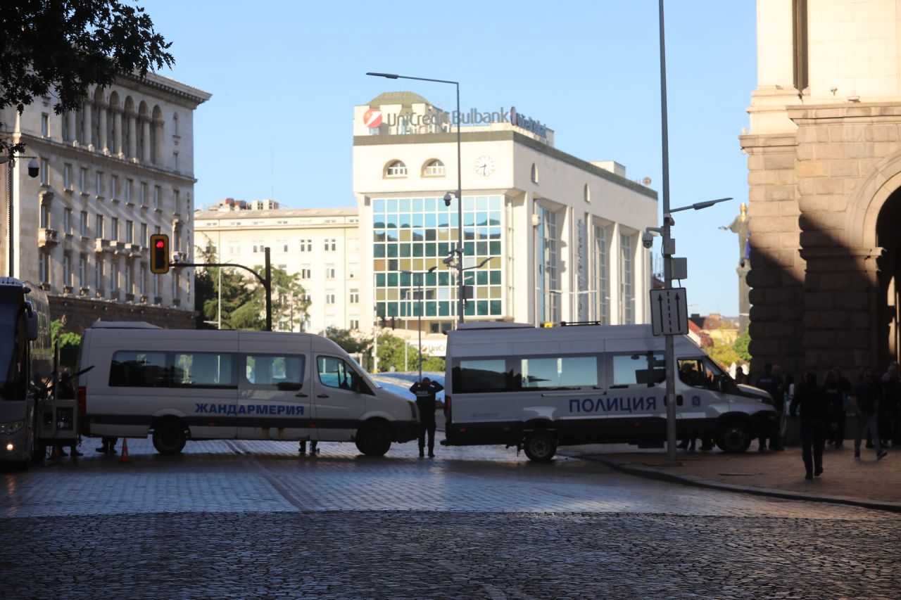 <p>Рано сутринта на 18 септември няколко коли блокираха входовете към служебния паркинг на парламента в знак на подкрепа към кмета на Варна Благомир Коцев,съобщи с публикация във Facebook депутатът от ПП-ДБ Лена Бориславова. Бившият лидер на ПП-ДБ Кирил Петков също присъства на блокадата</p>