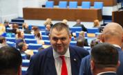 Скандал пред парламента: Пеевски и Асен Василев си размениха остри реплики (ВИДЕО)