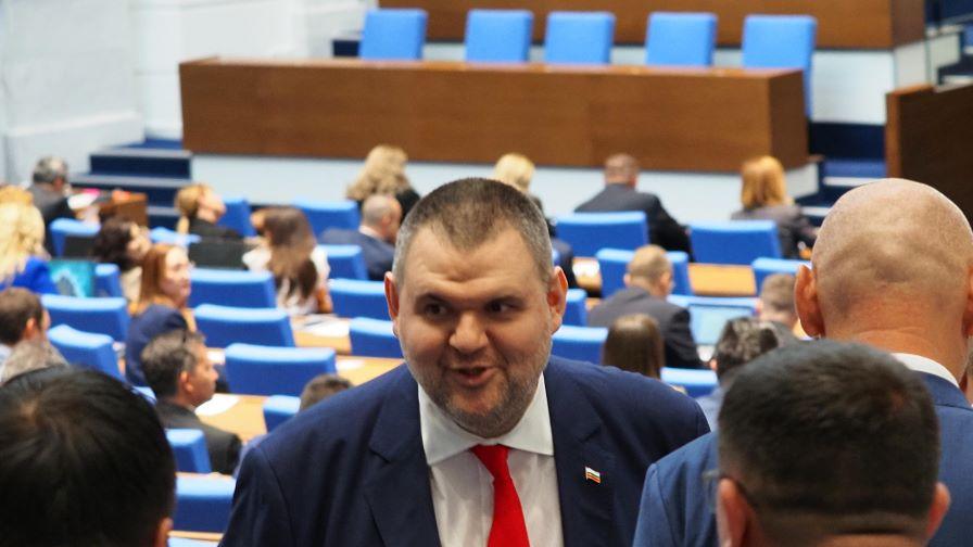 Пеевски за Радев: Нека си прави партията с Копринката и Узунов, искам го на терена