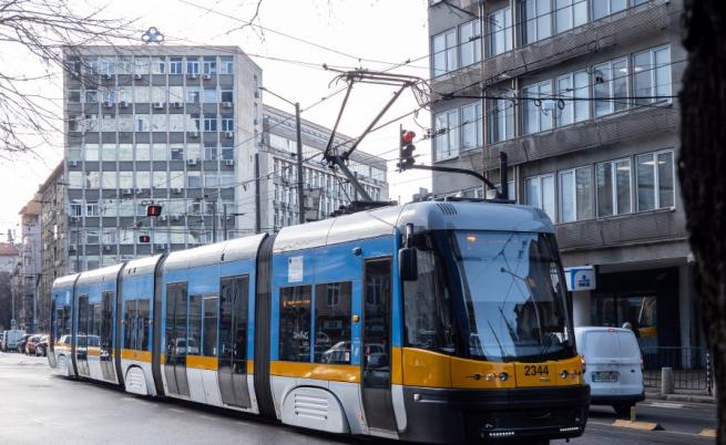 Кортеж на НСО засякъл трамвай в центъра на София, някои от пътниците дори паднали