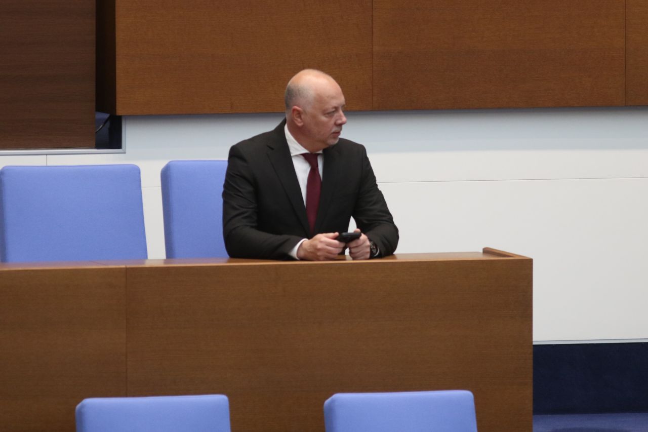 <p>Депутатите гласуваха днес пети вот на недоверие срещу кабинета &bdquo;Желязков&ldquo;. Със 101 гласа &bdquo;за&ldquo; срещу 133 гласа &bdquo;против&ldquo; вотът не мина. Нямаше гласували &bdquo;въздържал се&ldquo;</p>