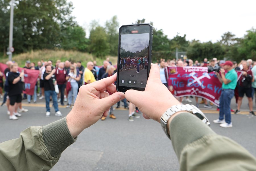 Протест на феновете на Уест Хем1