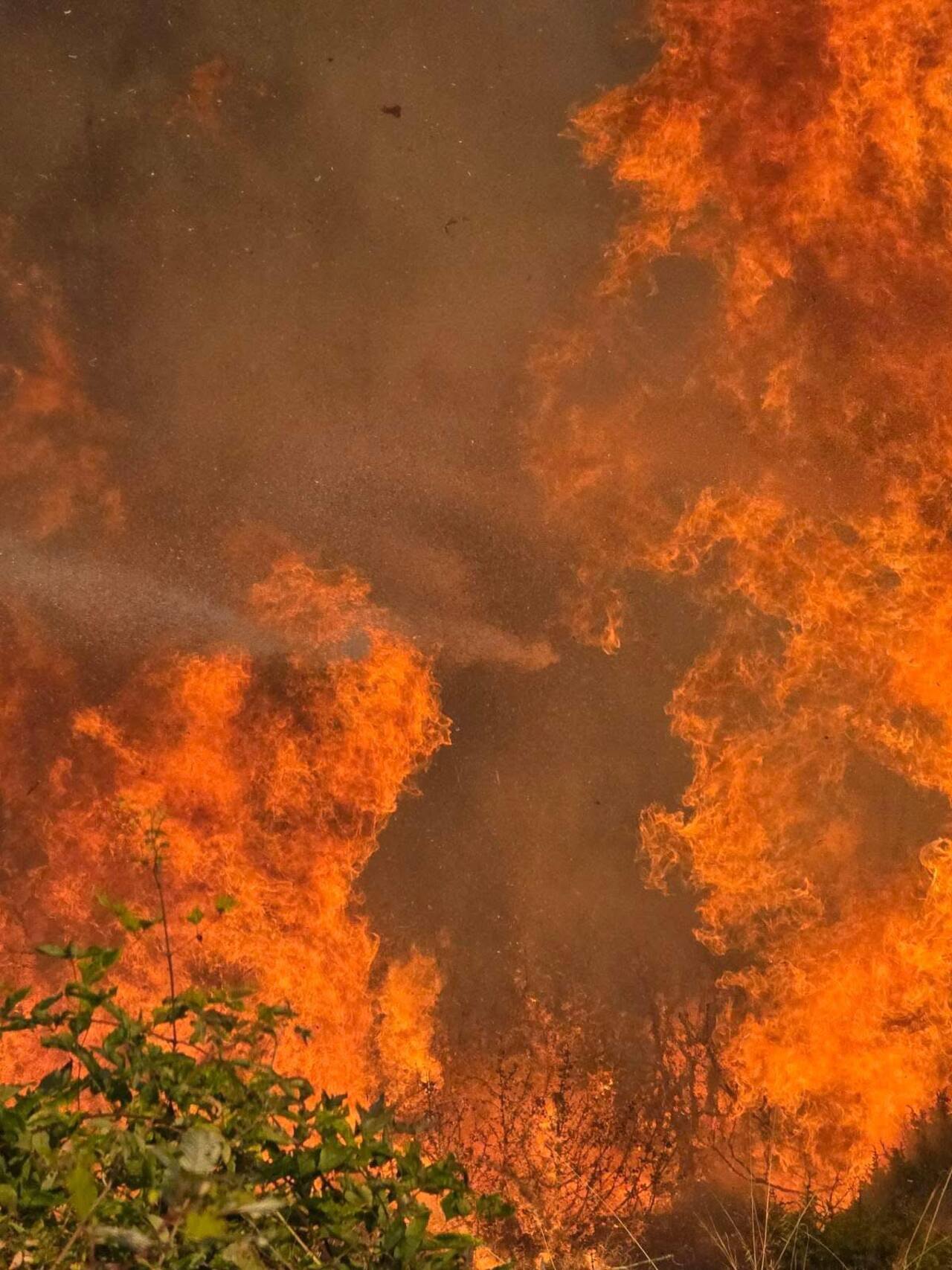 Голям пожар избуха на пазар в казахстанския град Атърау