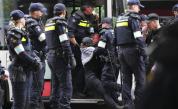 Напрежение в Хага: Протестиращи запалиха полицейски автомобил