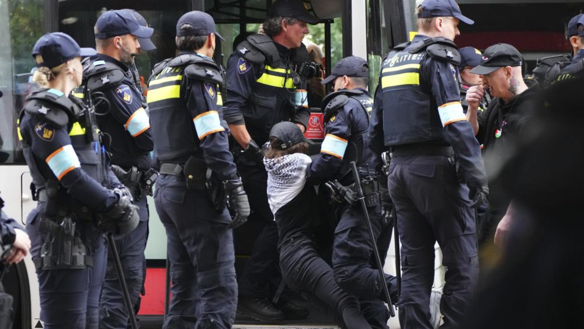 Нидерландската полиция е използвала водно оръдие за да разпръсне събрали