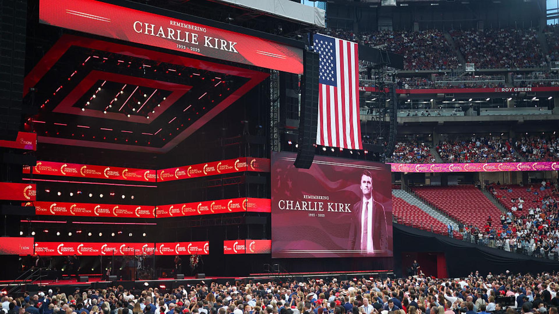 Днешната тълпа стичаща се на погребението на Чарли Кърк е