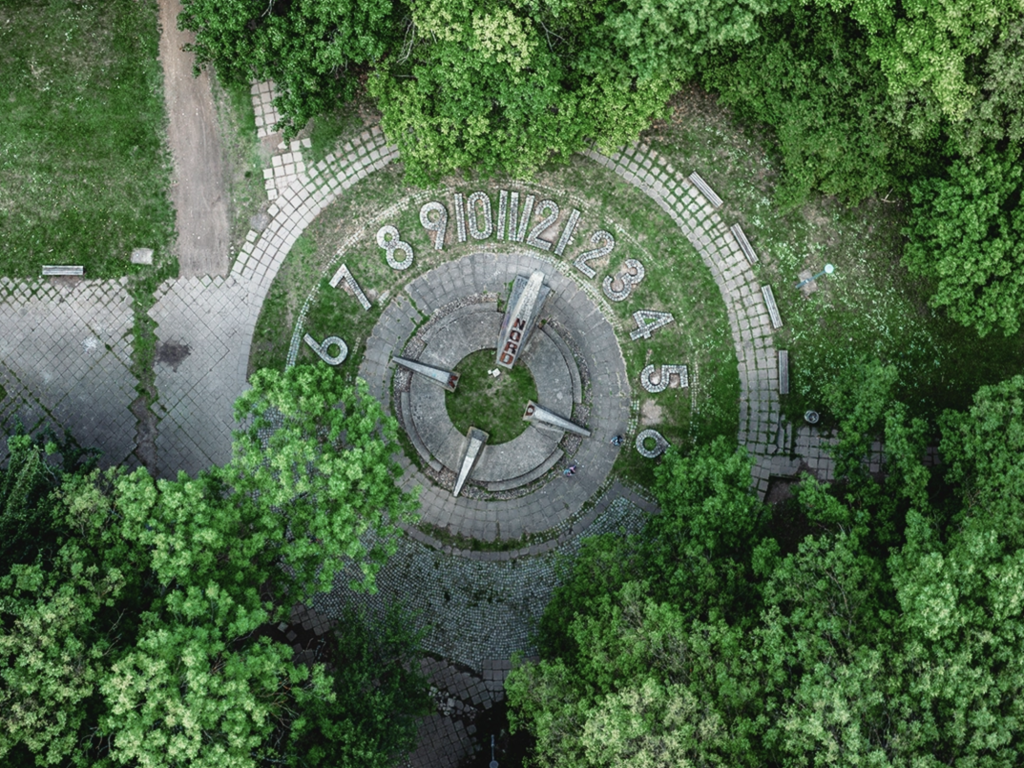 Слънчевият часовник в Надежда