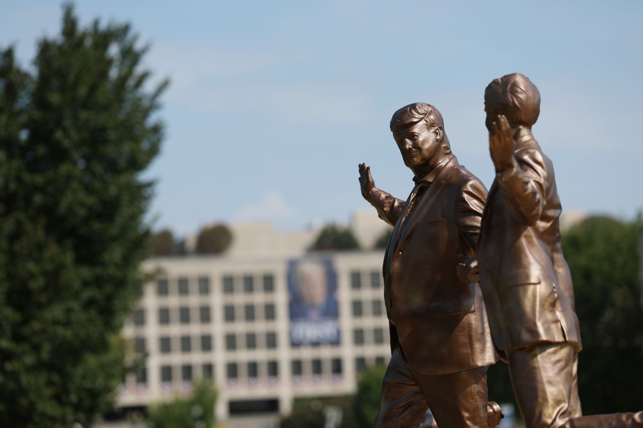 <p>Галерията представя новата бронзова статуя на National Mall, изобразяваща Доналд Тръмп и Джефри Епстийн в радостна поза. Инсталацията предизвика оживени реакции и дискусии, като акцентира върху миналата връзка между президента и осъдения трафикант.</p>