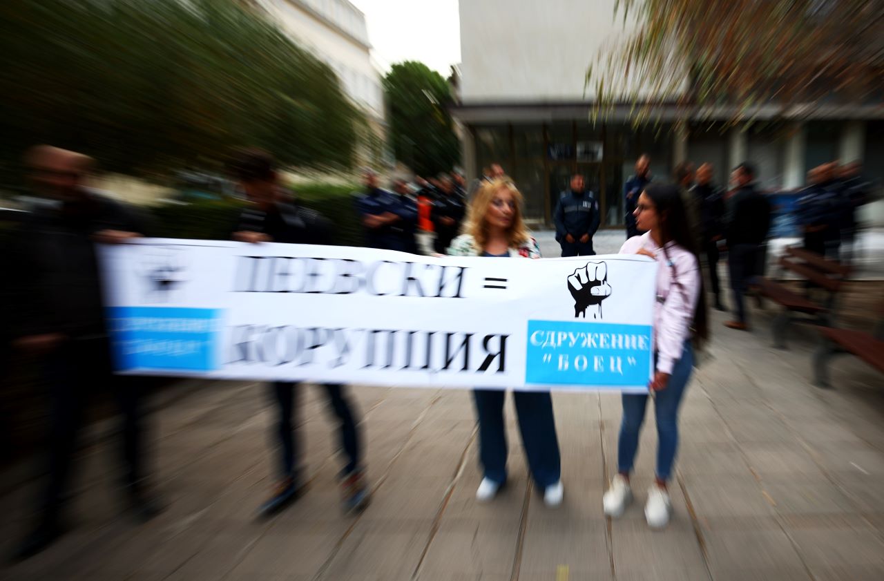 Протест пред централата на „ДПС-Ново начало” в София