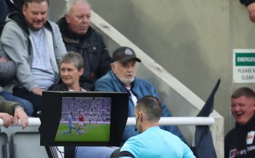 Още футболни анализатори критикуват системата VAR след отменената дузпа на Нюкасъл - Арсенал