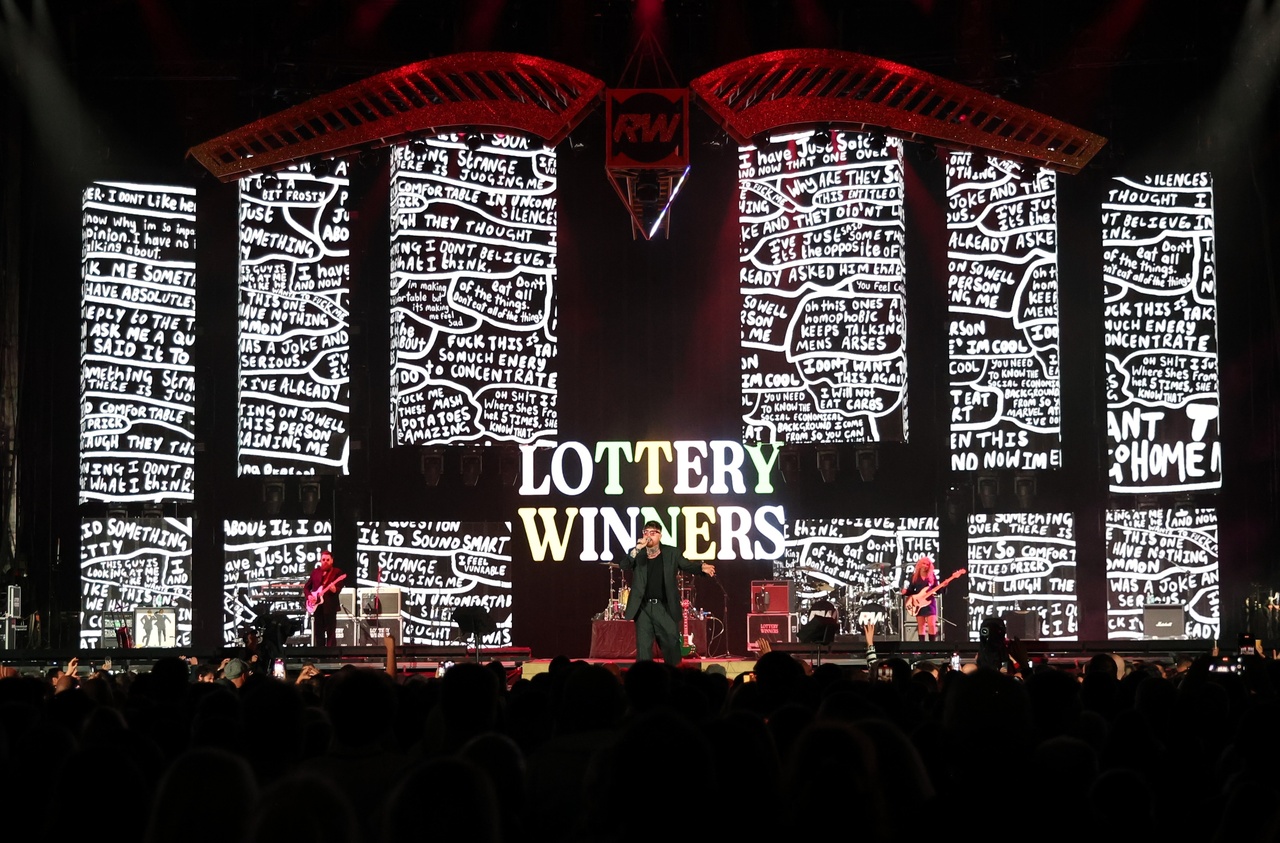 <p>Роби Уилямс пя пред повече от 40 000 души на националния стадион &bdquo;Васил Левски&ldquo;. &bdquo;България, вие ми дадохте всичко. Енергията ви, любовта ви, вниманието ви &ndash; всичко това се превръща в магия. Това е причината да продължавам да пея, да танцувам и да се боря с моите тревоги и страхове&ldquo;, каза британската попзвезда.</p>