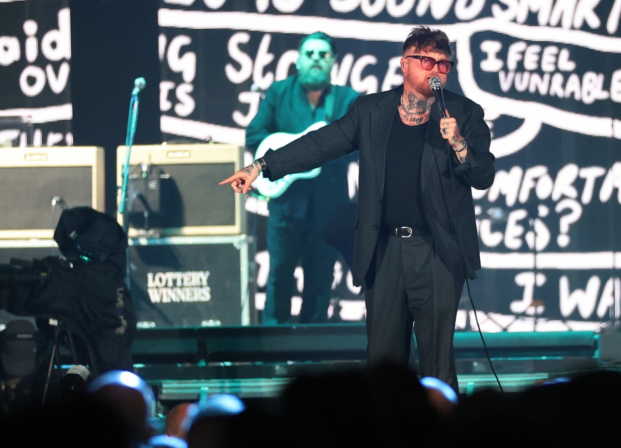 <p>Роби Уилямс пя пред повече от 40 000 души на националния стадион &bdquo;Васил Левски&ldquo;. &bdquo;България, вие ми дадохте всичко. Енергията ви, любовта ви, вниманието ви &ndash; всичко това се превръща в магия. Това е причината да продължавам да пея, да танцувам и да се боря с моите тревоги и страхове&ldquo;, каза британската попзвезда.</p>