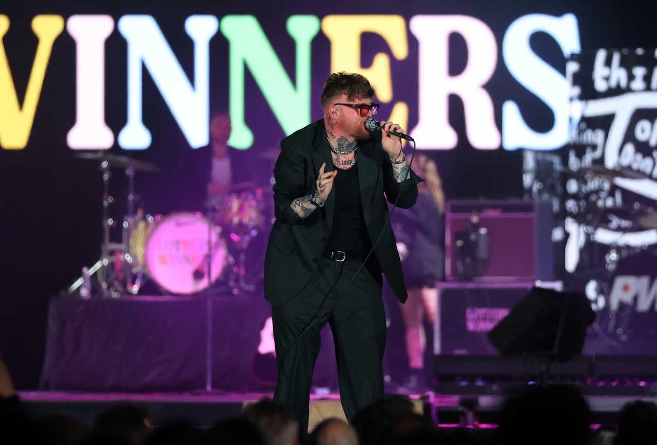 <p>Роби Уилямс пя пред повече от 40 000 души на националния стадион &bdquo;Васил Левски&ldquo;. &bdquo;България, вие ми дадохте всичко. Енергията ви, любовта ви, вниманието ви &ndash; всичко това се превръща в магия. Това е причината да продължавам да пея, да танцувам и да се боря с моите тревоги и страхове&ldquo;, каза британската попзвезда.</p>