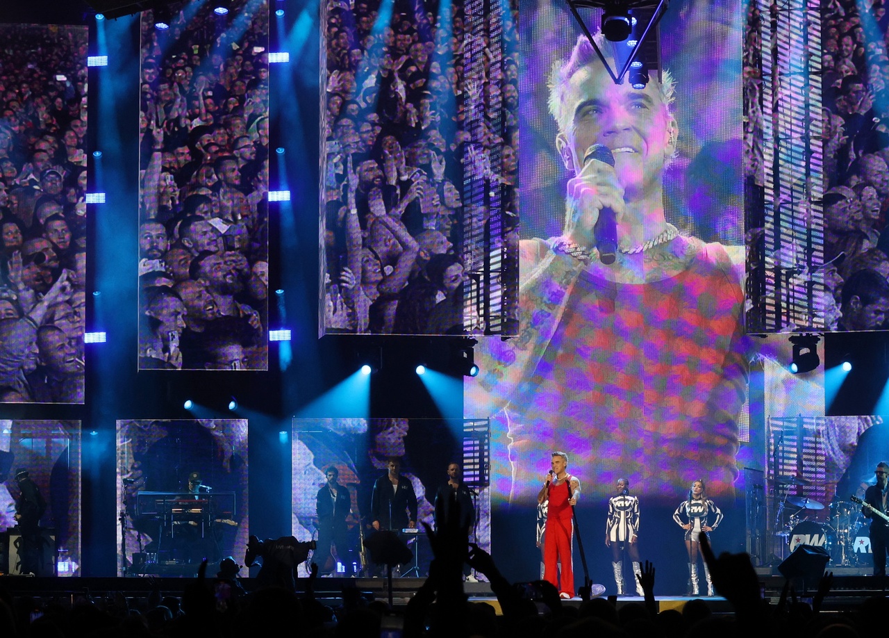 <p>Роби Уилямс пя пред повече от 40 000 души на националния стадион &bdquo;Васил Левски&ldquo;. &bdquo;България, вие ми дадохте всичко. Енергията ви, любовта ви, вниманието ви &ndash; всичко това се превръща в магия. Това е причината да продължавам да пея, да танцувам и да се боря с моите тревоги и страхове&ldquo;, каза британската попзвезда.</p>