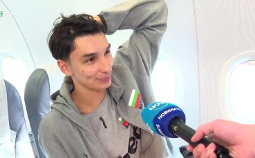 Мони Николов от самолета към София: Искам да видя двете си баби и дядо