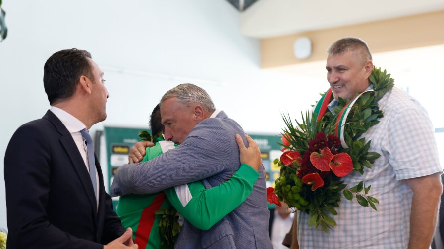 Българските волейболисти се прибраха със...