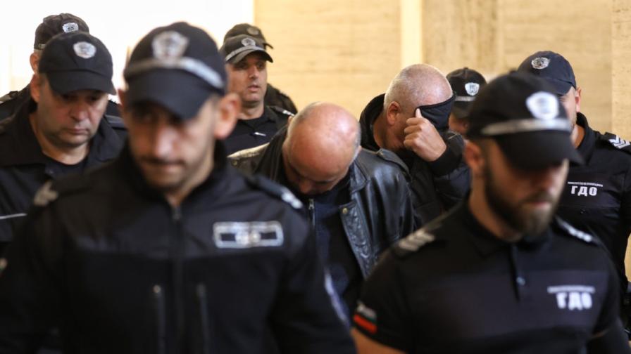 Двамата от ДАИ, взели подкуп от екипа на Роби Уилямс, остават в ареста