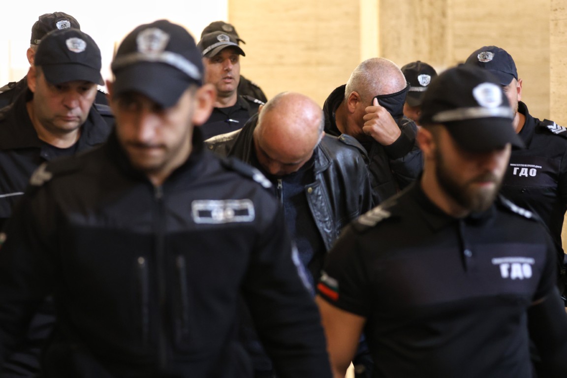 Двамата от ДАИ, взели подкуп от екипа на Роби Уилямс, остават в ареста