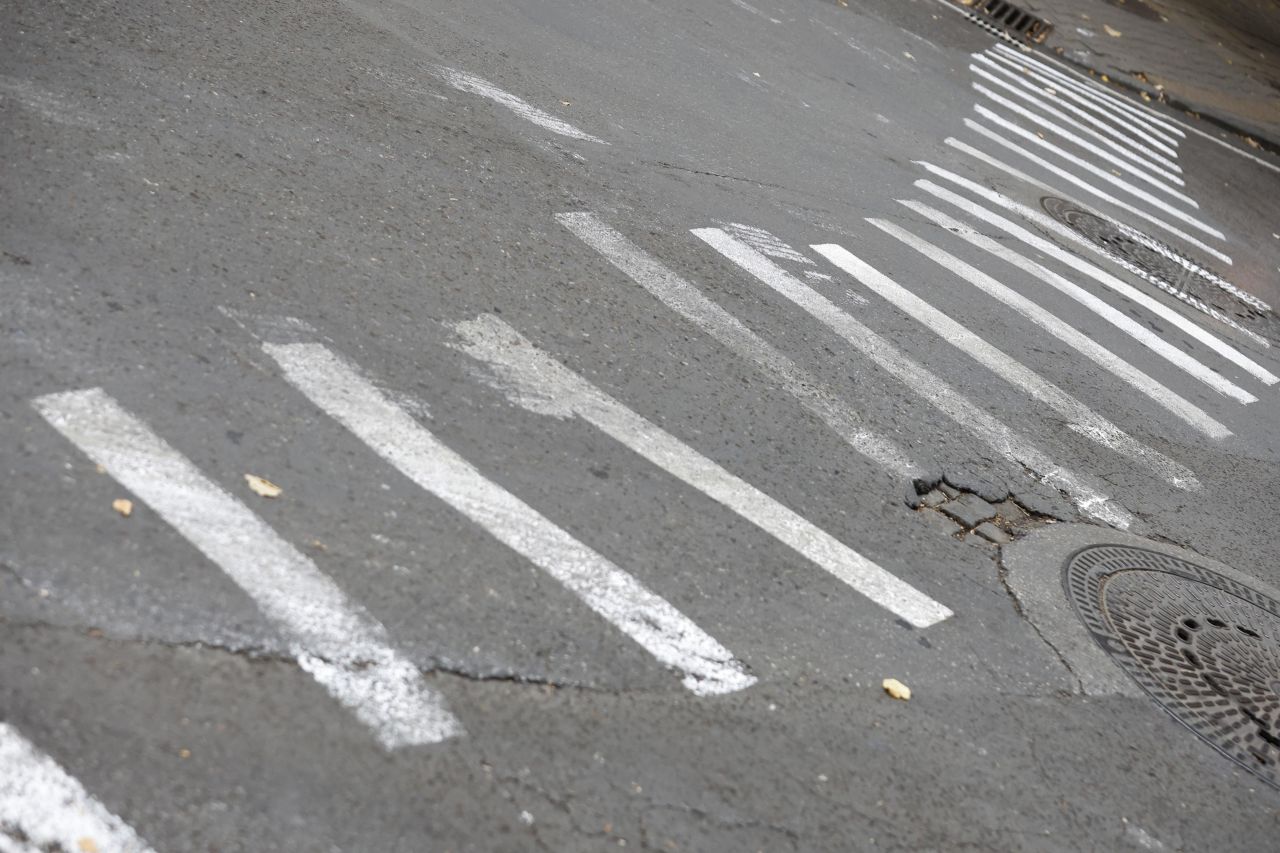 65-годишен мъж блъснат от кола на неосветена пешеходна пътека в Ловеч