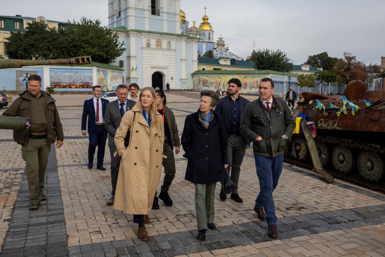 <p>Сестрата на крал Чарлз III, направи тайно посещение в Киев, Украйна. От съображения за сигурност, визитата не беше обявена предварително.</p>
