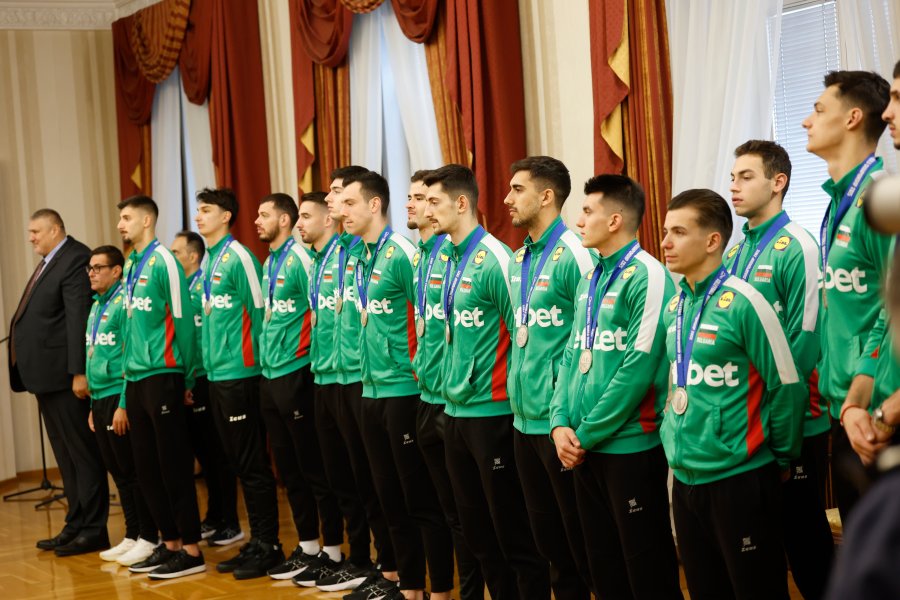 Президентът Румен Радев награди волейболните герои на България1