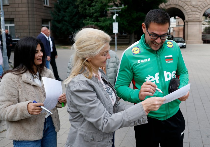 Президентът Румен Радев награди волейболните герои на България1