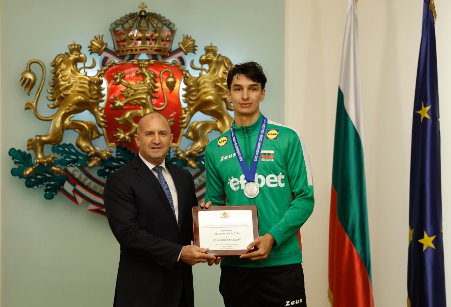 Президентът Румен Радев награди волейболните герои на България1