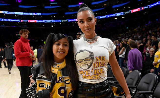 С ярки плитки и уличен стил: Норт Уест засенчи майка си Ким на собственото ѝ събитие