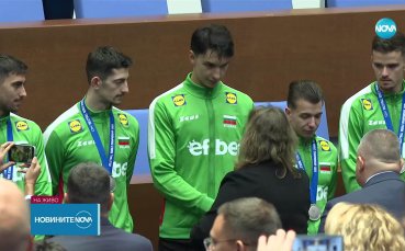 Депутатите посрещнаха на крака волейболните ни герои