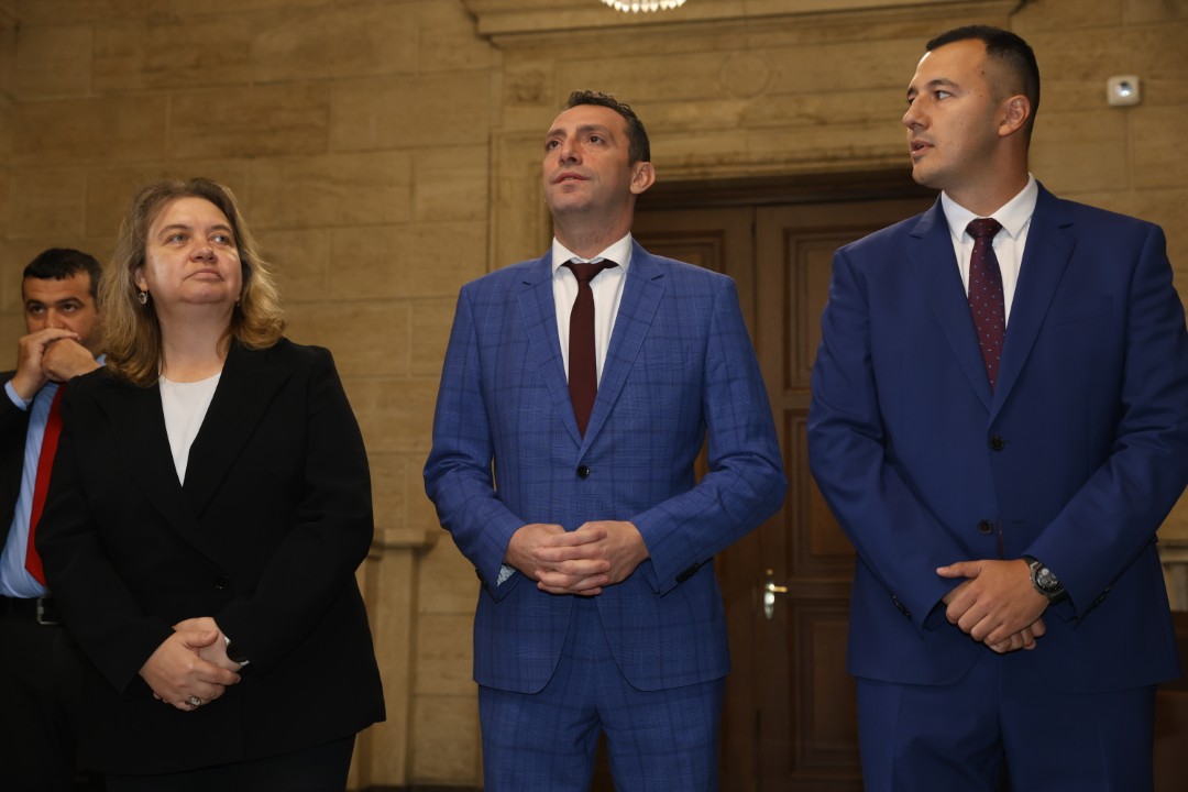 <p>Президентът Румен Радев и депутатите в НС почетоха успеха на националния ни отбор по волейбол.</p>