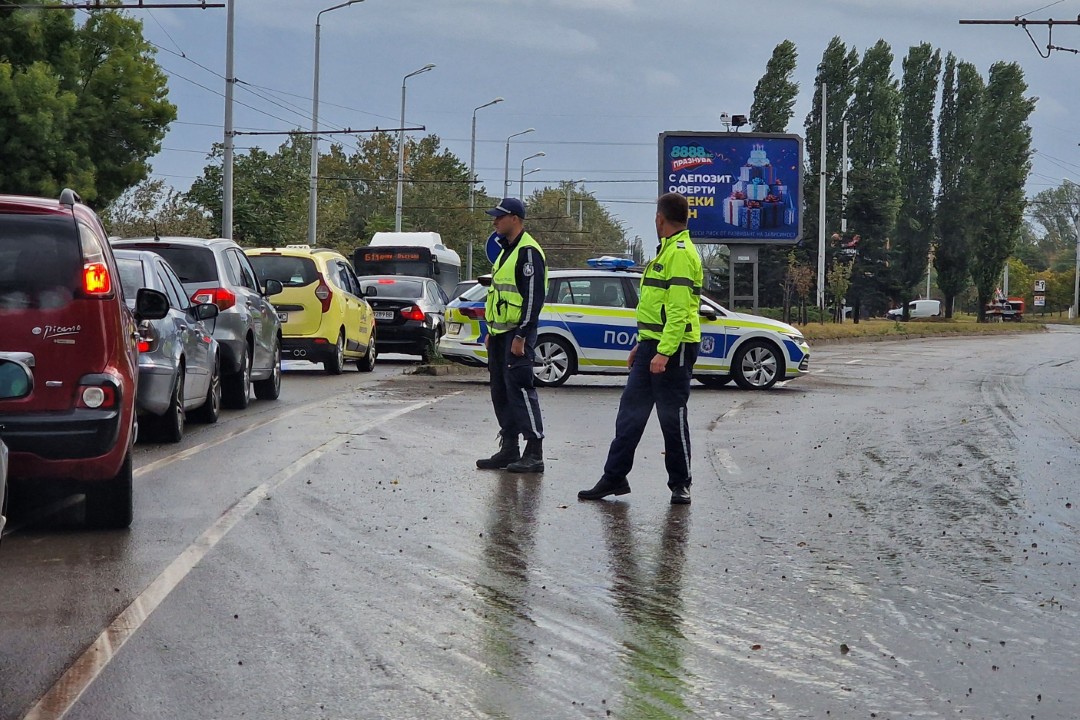 <p>В следствие на усложнената метеорологична обстановка и обилни валежи в Община Бургас е обявено частично бедствено положение. Движението в града е затруднено поради наводнени пътни участъци.</p>